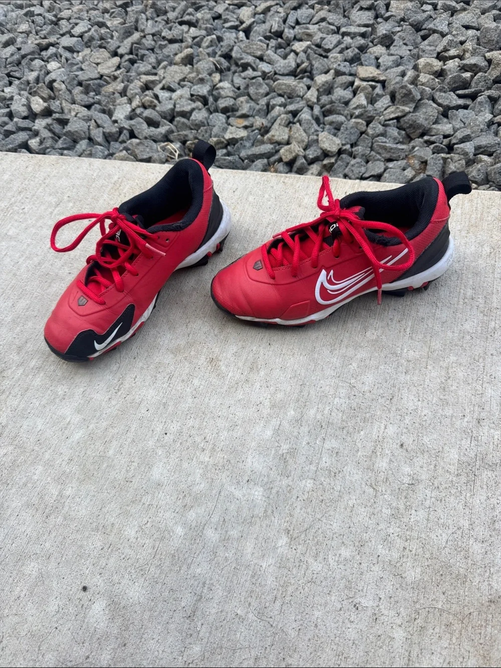 Nike Kids Red and Black Low-Top Sneakers